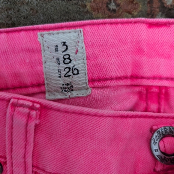 Volcom pink jeans with a legging fit. - Picture 3 of 5